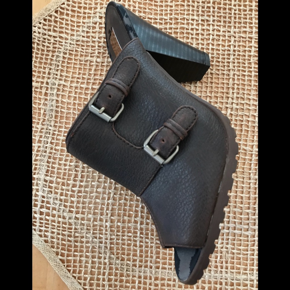 NEW BCBG Open Toe Buckle Sz 8.5 MULES